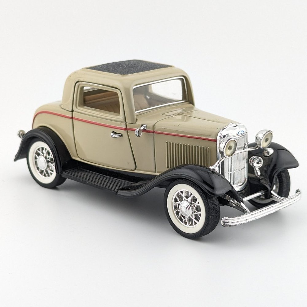 Classic 1932 Ford Diecast Coupe – 1/30 Scale